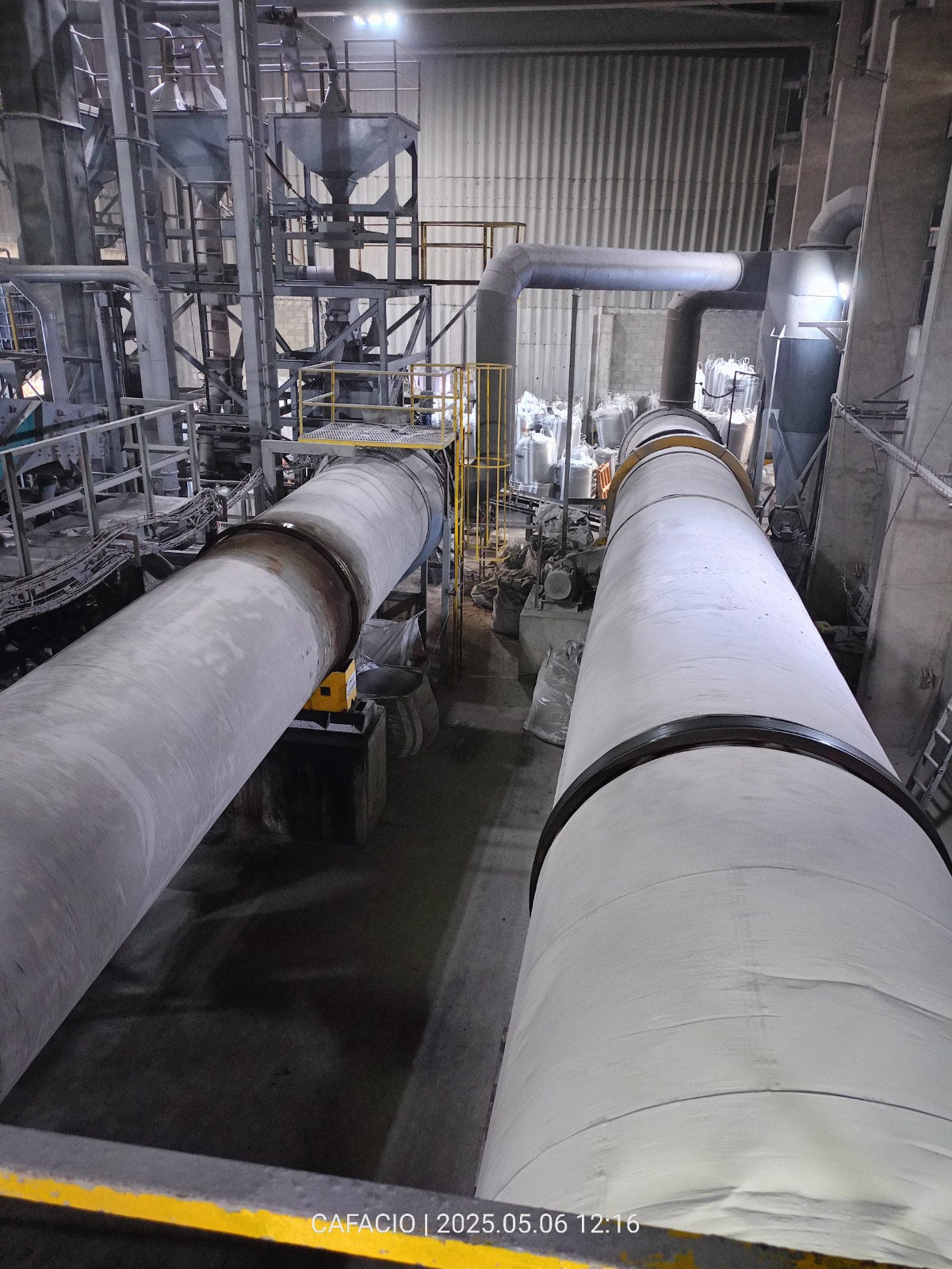 Secador rotativo industrial em planta de cimentos